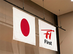 社旗と国旗の併揚イメージ。屋内やバトンなど掲揚設備に応じたハトメ・紐の加工に対応